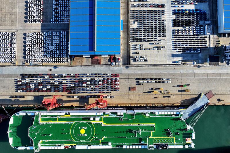 2024年7月29日,江苏省连云港港口的出口汽车在等待装船。(法新社)