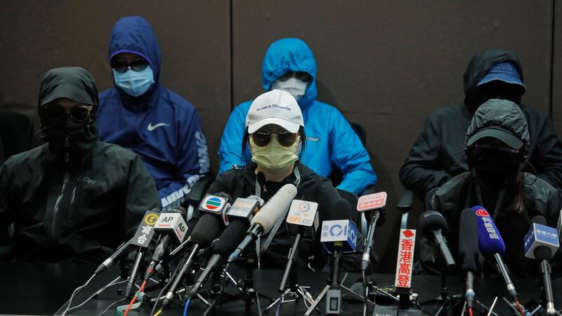 12名偷渡港人被指企图分裂国家 恐成政治筹码无限上纲。有家属认为,“企图分裂国家”的说法是荒谬的,要求当局提供更多证据。图为被拘留香港人的家属在香港举行的新闻发布会上。(AP)