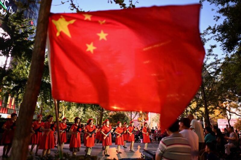 街道办人员在北京街头为七一中共党庆进行排练(法新社图片)