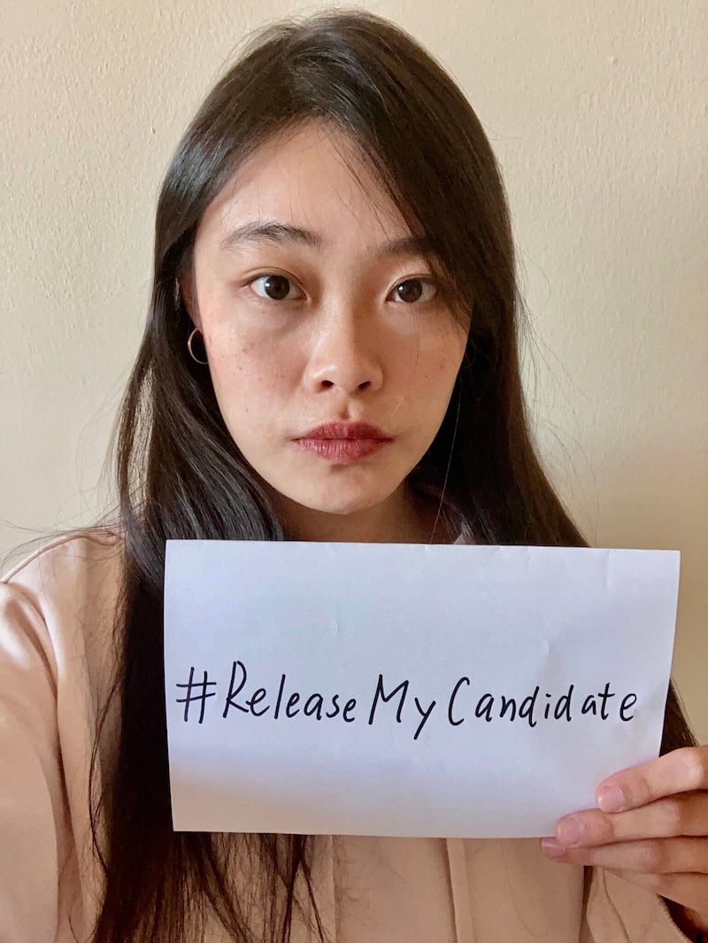 “香港监察”在香港立法会选举前夕发起社交媒体活动,呼吁大众在社交媒体上载照片,并加上标签 “#Releasemycandidate #释放我的候选人”,呼吁释放47名因举办民主派立法会初选而被囚禁、面临国安法审讯的香港民主派人士。(推特图片)