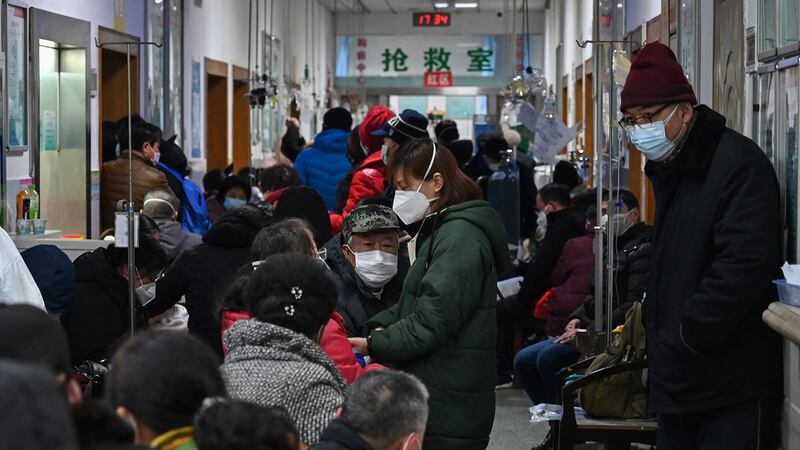 2020年1月25日,人满为患的病患在武汉市红十字会医院等待医治。 (法新社)