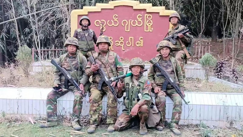 ကချင်လွတ်မြောက်ရေးတပ်မတော် (KIA) တပ်ဖွဲ့ဝင်အချို့အား ၂၀၂၄ ခုနှစ်၊ မတ်လ ၂၉ ရက်နေ့က လွယ်ဂျယ်မြို့အဝင် ဆိုင်းဘုတ်အနီးတွင် တွေ့ရစဉ်။ (Photo: FreeKachin/Twitter)