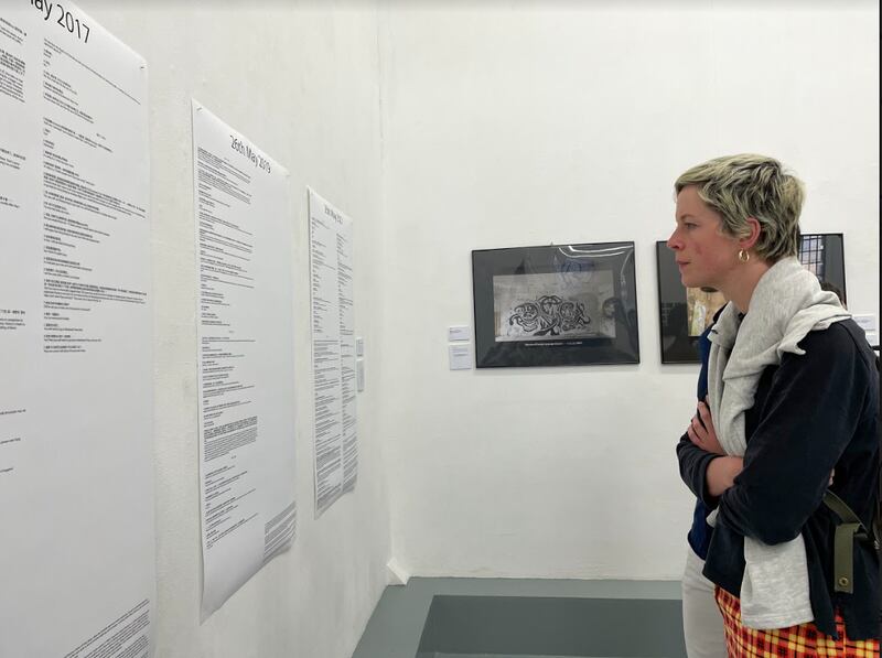 当地人Rachel逐一仔细欣赏11位艺术家的作品,她说这次展览让她可以在新闻冷冰冰的资讯以外,身同感受地理解香港人是如何抵抗不公义。 (吕熙摄)