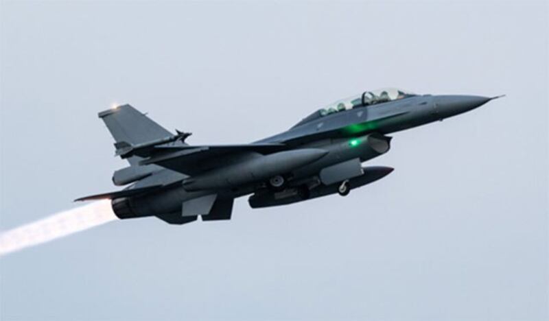 F-16V战机是台湾吓阻战力之一。图为F-16V演练紧急升空拦截。（台湾军闻社）