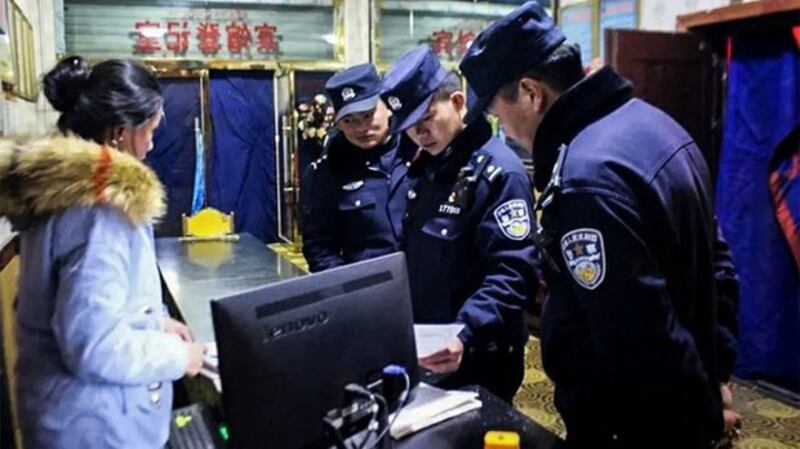 资料图片:网警在西藏拉萨(消息人士提供/微信)