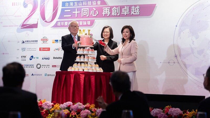 台湾总统蔡英文(中)与台积电创办人张忠谋(左)出席台湾玉山科技20周年庆祝大会暨论坛。（台湾总统府）