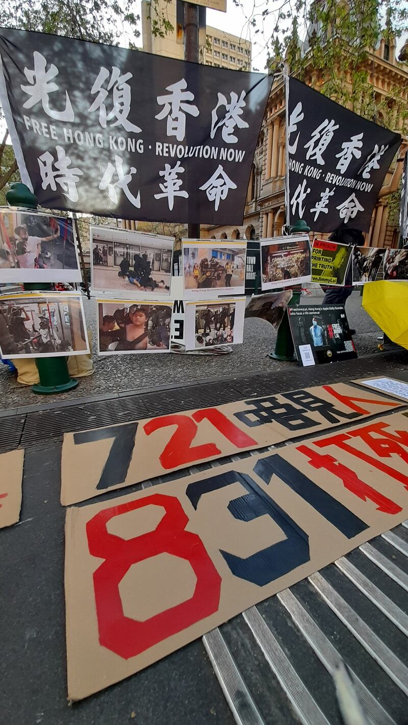 悉尼逾百人参与831五周年示威;现场展示多幅当年的新闻照片,重现831事件中香港警察在地铁站和车厢内袭击民众的情况。 (记者丘德真摄影)