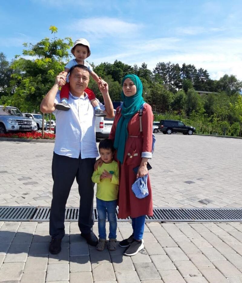 赛尔克坚一家四口合影。(志愿者提供/记者乔龙)