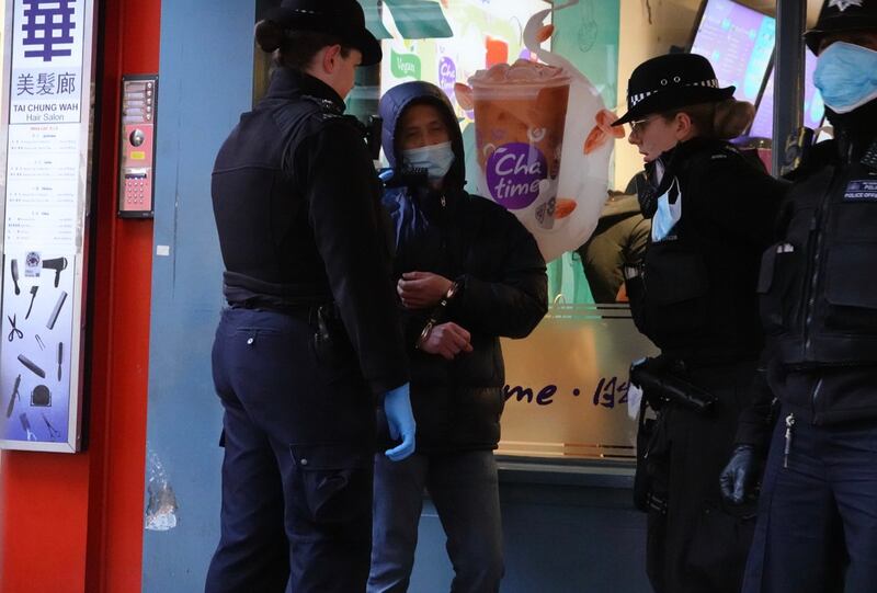 集会结集会结束后，双方突然爆发冲突。至少一名华人被伦敦警方拘捕，锁上手铐带走。（记者吕熙）