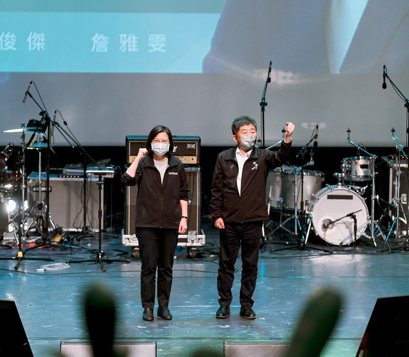 民进党主席蔡英文11月13日为同党台北市长候选人陈时中站台。(民进党提供)