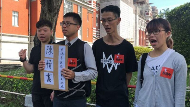 曾留学台湾的港生何泳彤(右)认为国安法过去一年已在香港实行。图为去年港人赴台向蔡英文陈情呼吁声援。(资料照、记者夏小华摄)