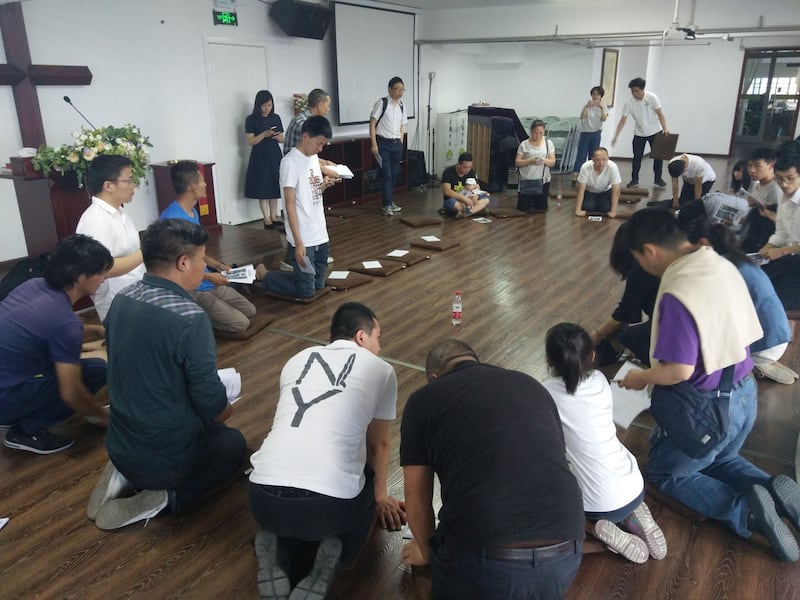 资料图片：成都秋雨圣约教会信徒为被抓的牧师王怡祷告。（志愿者提供/记者乔龙）