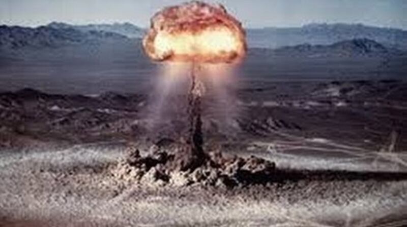 中国被质疑2019年在新疆罗布泊核武试验场进行低当量核试爆。图为1995年8月中国进行第43次核试爆。（视频截图）