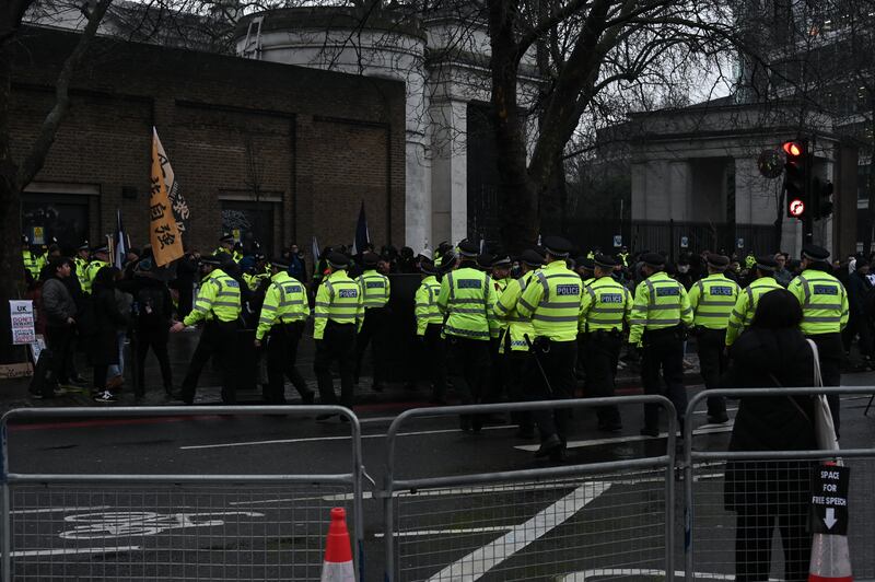 警方根據《公眾秩序法》第14條命令集會必須於下午4時15分前解散，大批警員準時清場；其後一度拘捕另一名港人吳先生，但他最後即場獲釋。（梁銘康攝）