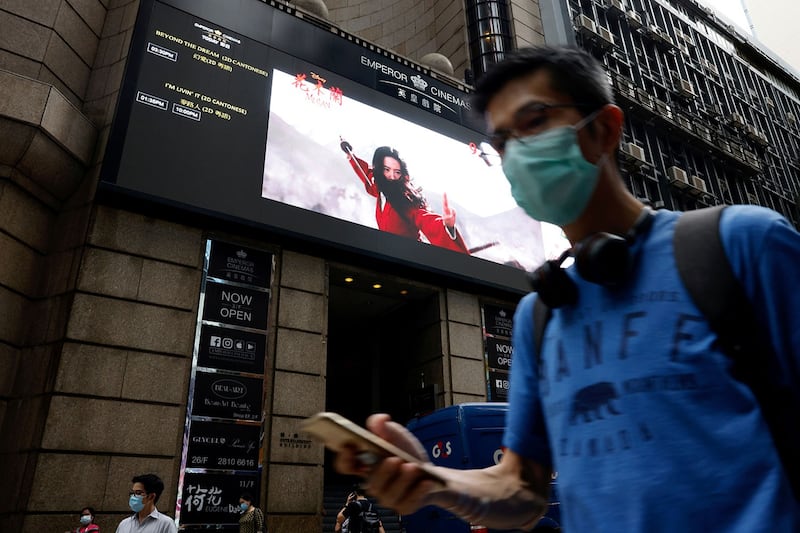 资料图片：2020 年 9 月 17 日，香港一家电影院屏幕上显示沃尔特·迪士尼影业电影《花木兰》预告片。（路透社）