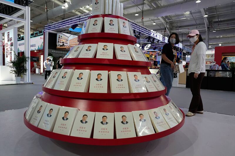 2022年8月31日北京举办的2022年服贸会上展出的中国领导人习近平的书籍(美联社)