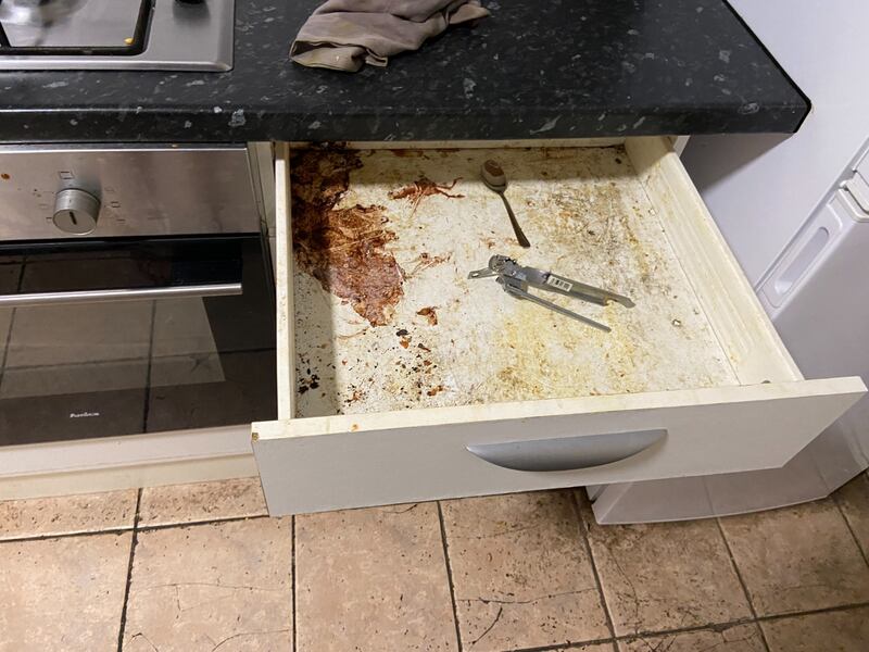 廚房抽屜亦凌亂不堪。（受訪者提供）