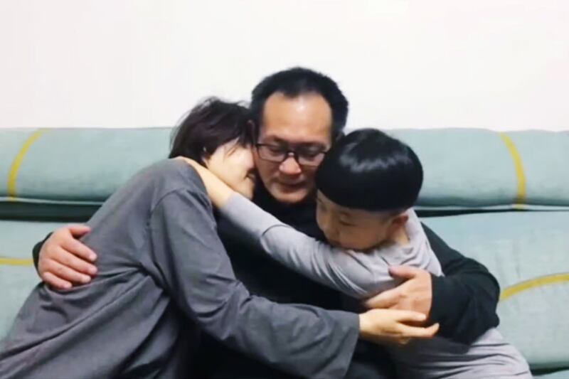 资料照:维权律师王全璋在2020年4月出狱,27日晚间和北京的家人团聚。 (图/Suyutong Twitter影片截图)