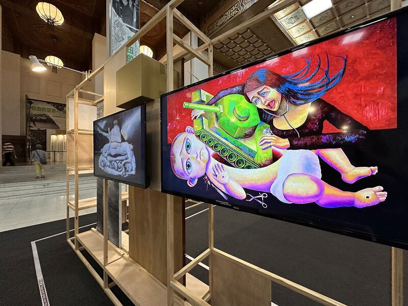 “生死存忘”六四事件35周年艺术展，汇聚18位艺术创作者30多件作品，含括中港台人权受侵害题材创作，在台北的中正纪念堂展出。（记者夏小华摄）