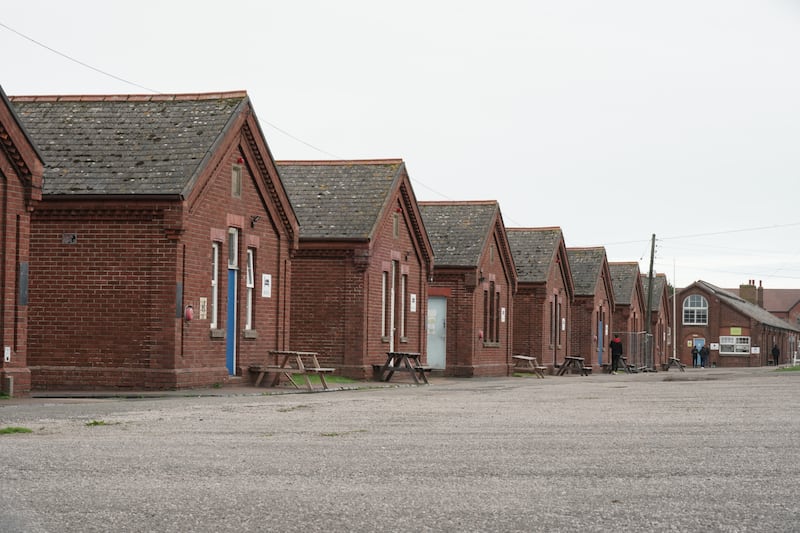 尋求庇護者有機會獲安排入住距離倫敦市中心約一小時火車車程的軍營。（石頭攝）