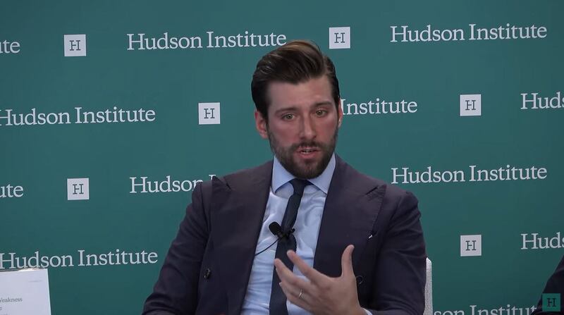 华盛顿智库保卫民主基金会(Foundation for Defense of Democracies)中国问题高级研究员克雷格·辛格尔顿(Craig Singleton)则在会上谈到,美中关系在“拜习会”后有“低荡”(Détente)的趋势。(视频截图/哈德逊研究所官网)