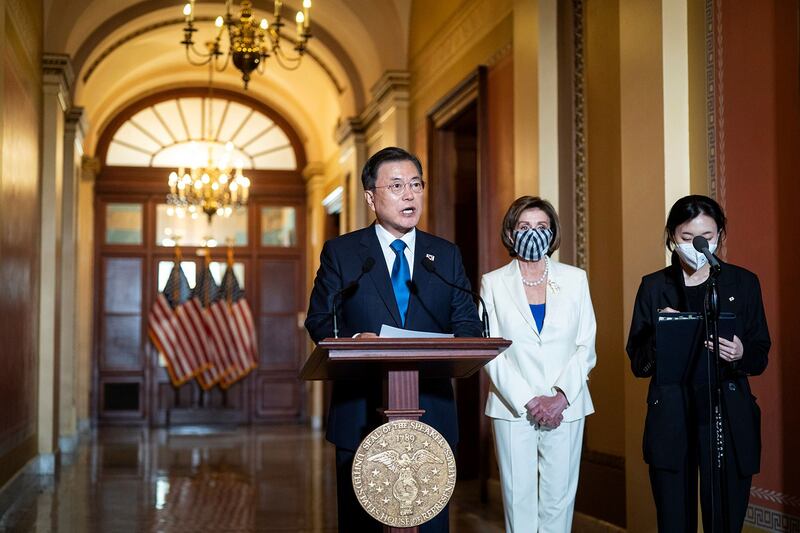 2021年5月20日,韩国总统文在寅与美国众议院议长佩洛西,在美国华盛顿举行的美国国会大厦的会议上讲话。(路透社)