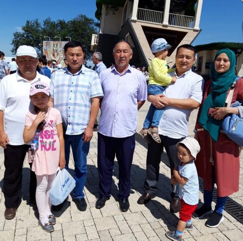 赛尔克坚和友人合影。(志愿者提供/记者乔龙)