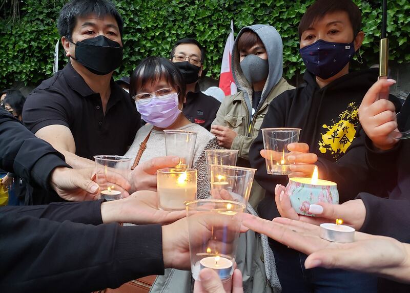 一千多人罗列在温哥华街头悼念六四。 (记者柳飞 拍摄)