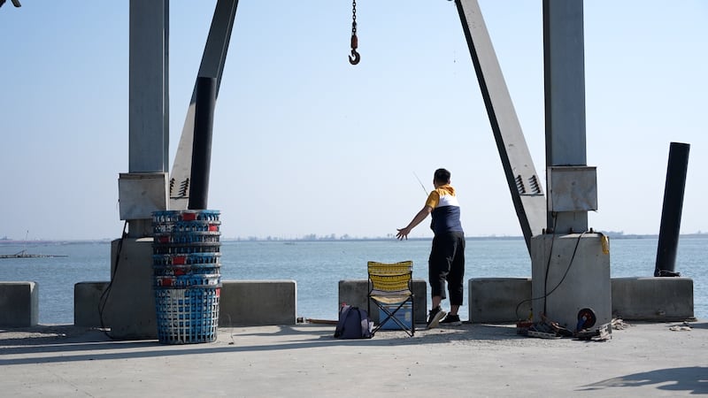 在海邊釣魚能讓蔡智豪感到平靜，也是他在嘉義的樂趣。