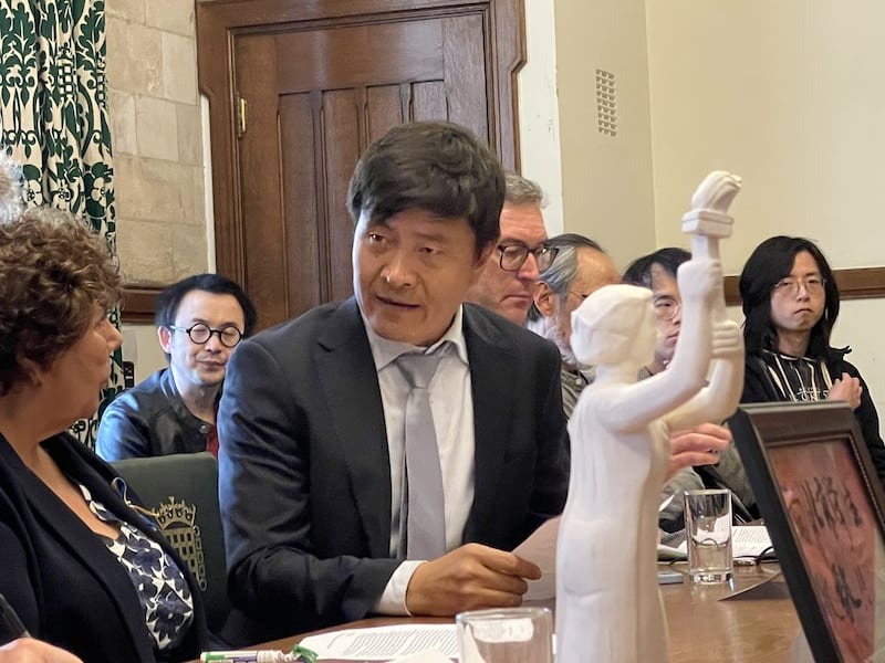 前八九学运领袖周锋锁在接受本台采访时表示，这是35年来全球首个在国家议会举行的六四文物展览和研讨会，意义重大。 （文在山摄）