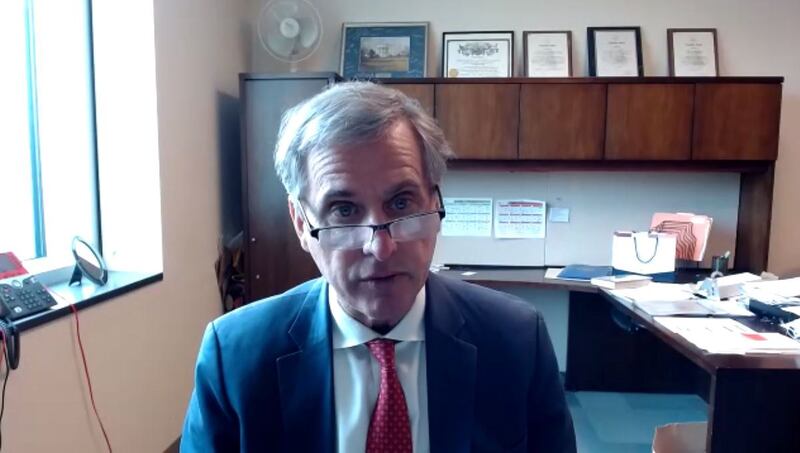 美国国务院负责民主、人权和劳工事务的副助理国务卿斯科特·巴斯比(Scott Busby)。(USCIRF视频会议截图)