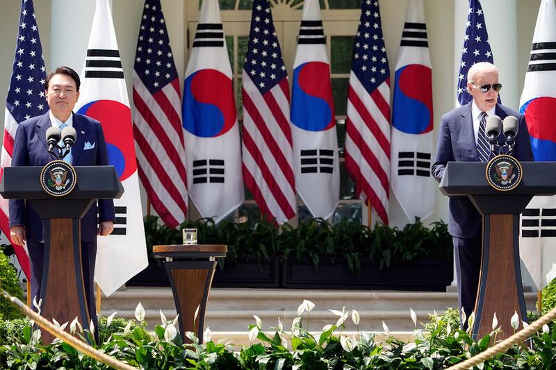 2023年4月26日,美国总统拜登和韩国总统尹锡悦在华盛顿白宫玫瑰园举行新闻发布会上。(美联社)