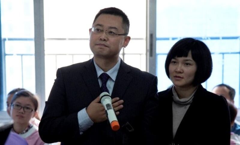 成都秋雨教会牧师王怡(左)2019年遭当局以煽动颠覆国家政权罪、非法经营罪重判九年徒刑。(王怡微博截图)