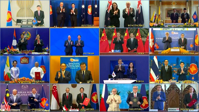 《区域全面经济伙伴关系协定》RCEP的签署仪式周日(15日)在越南河内举行,十五个参与国家代表以视像形式与会,并由经贸部长签署协定。(AP)