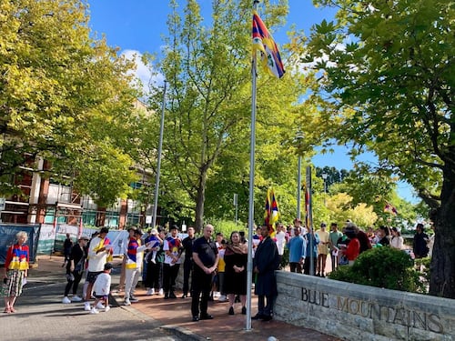 ཨའོསི་ཊརེ་ལི་ཡའི་ (Australia) སྦུལུ་མའོན་ཊེན་ (Blue Mountain) མངའ་ཁུལ་དུ་བོད་ཀྱི་རྒྱལ་དར་བསྒྲེངས་འཛུགས་ཞུས་པ།