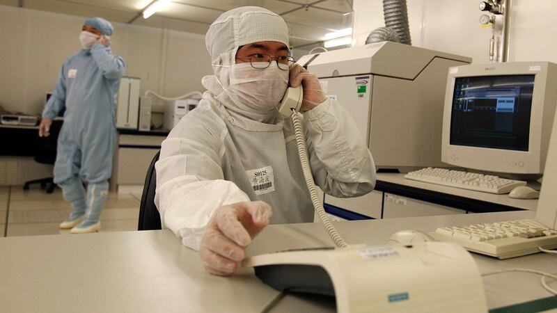 2008年2月25日,上海中芯国际公司(SMIC)员工在工作室中。(路透社)