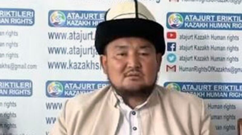 巴提玛·别克努尔的父亲讲述女儿及女婿分别被判刑18至25年。(志愿者提供)