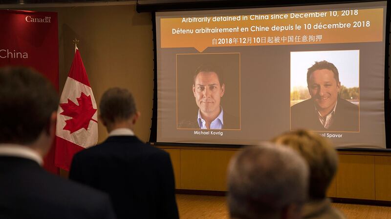 2021 年 8 月 11 日,加拿大驻北京大使馆声援康明凯Michael Kovrig和斯帕弗Michael Spavor。(美联社)