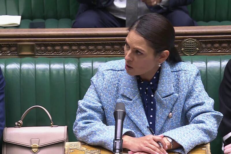 提出緊急質詢的影子外相彭黛玲(Priti Patel)要求政府交代,會如何保護被懸紅通緝的在英港人。(parliamentlive.tv 截圖)