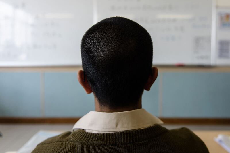 在香港,青少年受刑人除了向惩教人员索取实名申诉表格,亦可于太平绅士巡视惩教所时举手投诉。图为在香港歌连臣角惩教所(Cape Collinson Correctional Institution)内接受教育训练的青少年受刑人。(摄影/AFP/nthony WALLACE)