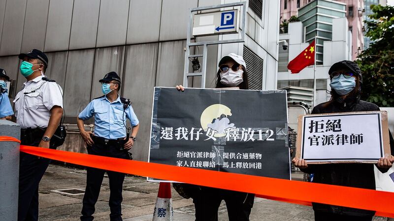 2020年9月30日，涉偷渡12港人的家属在中联办抗议。（AFP）