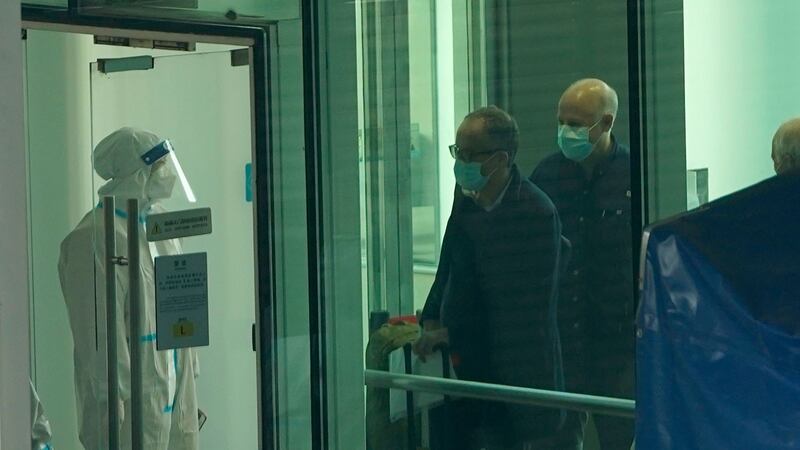 专家入境后会按照规定隔离14天,专家组预计在武汉逗留1个月,计划到访科研机构、医院以及华南海鲜市场。(AP)