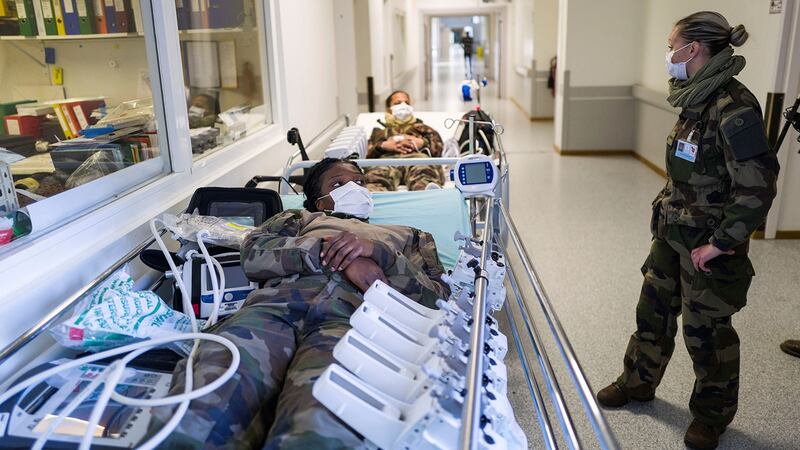 图为,2020年3月24日,在封锁期间士兵参加了在法国米卢斯的埃米尔·米莱尔医院外的军事野战医院进行演习。(路透社)