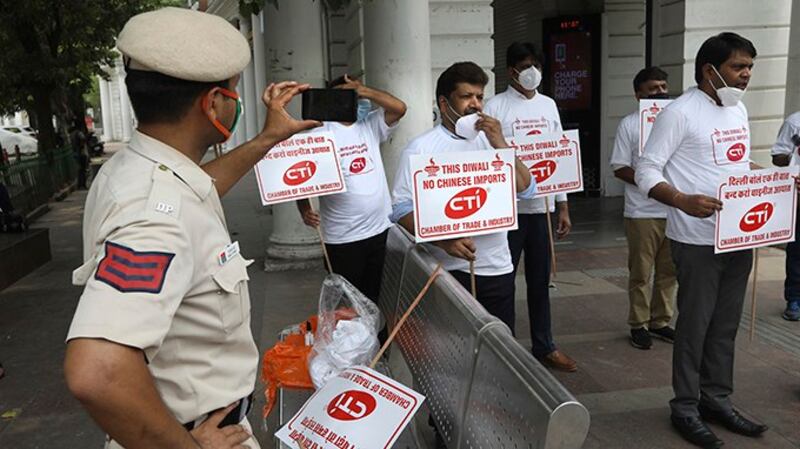 印度商人2020年7月3日在首都新德里举牌示威,呼吁禁止进口中国商品。(美联社)