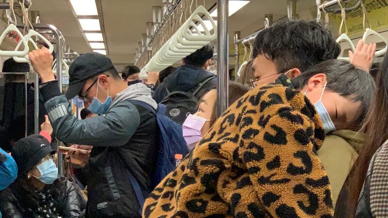 台湾人有SARS经历,搭乘大众运输戴口罩普遍。(记者夏小华摄)