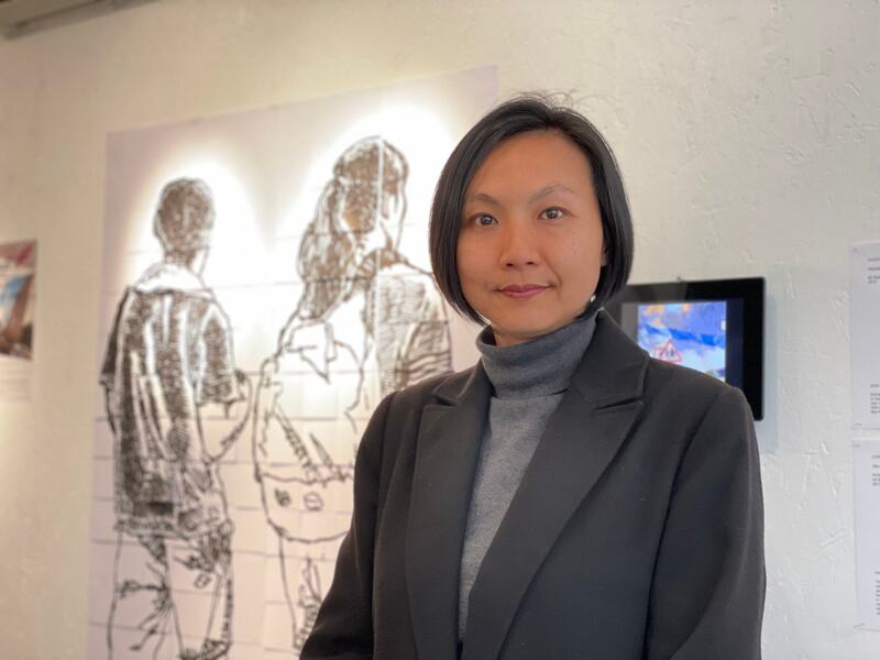 香港艺术策展人张嘉莉(Clara),也是前香港湾仔跑马地选区区议员。在巨大政治压力下,她去年辞去区议员职务移居英国,一直思考如何继续在海外为香港发声。在移居英国半年后,她在英国策划艺术展《24901哩红线》。 (吕熙摄)