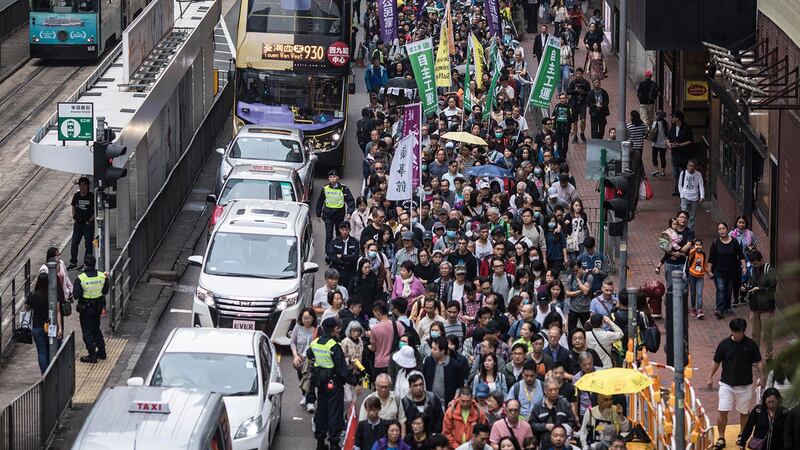2019年3月31日,一万二千人响应香港民阵和议会民主派议员的号召,在铜锣湾休顿体育场集结,游行反对特区政府提出的《逃犯條例》修正案。呼吁香港特区政府撤回与引渡法有关的《逃犯条例》修正案。(AFP)