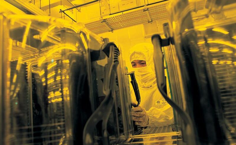 依据协议,台积电将兴建新厂房,并在5年期间创造1900个新的全职工作机会。厂房预计2021年动工、2024年量产。图为,台湾积体电路公司晶圆厂内部。(台积电提供)