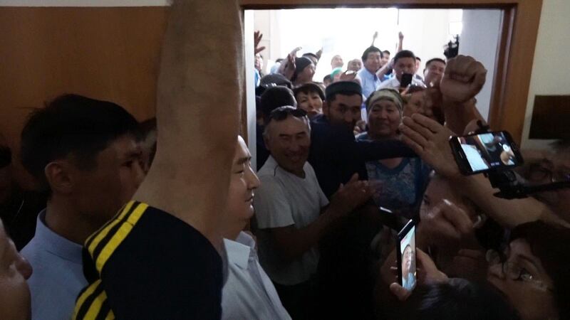 前来旁听的人员将法庭走廊围得水泄不通。(志愿者提供/记者乔龙)