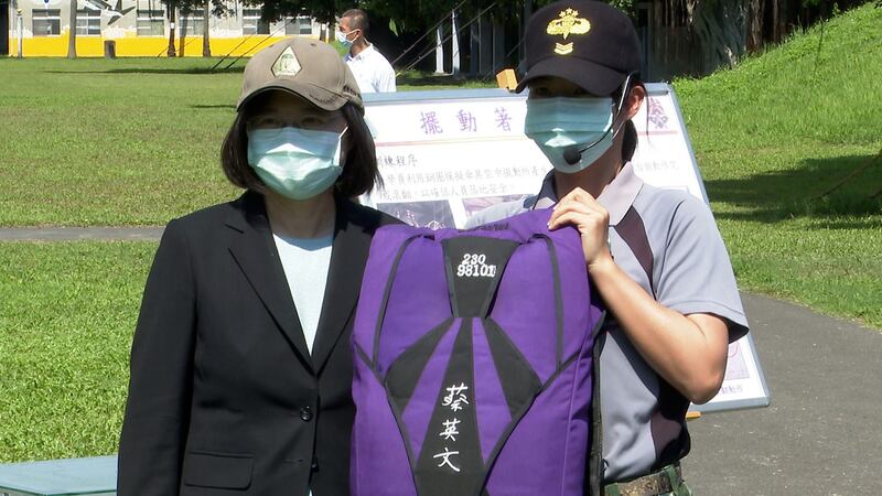 蔡英文1日视察屏东陆军空降训练中心。(记者李宗翰摄)